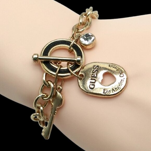 GUESS Toggle Chain Bracelet with Charms Gold-tone *Small Flaw* - Picture 10 of 15